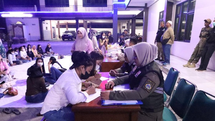 Razia warung pangku di Gresik, 1 positif narkoba dan 1 HIV