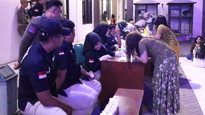Razia warung pangku di Gresik, 1 positif narkoba dan 1 HIV