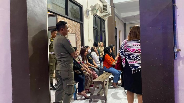 Razia warung pangku di Gresik