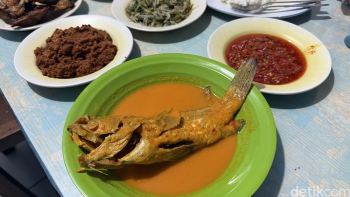 RM Pagi-Sore di Gang Benhil Punya Gulai Kerapu hingga Rendang Sedap