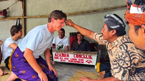 Salah seorang turis mengikuti ritual Sembeq Buraq saat berkunjung ke Desa Pengadangan, Kecamatan Pringgasela, Lombok Timur,  NTB, Jumat (24/7/2026).