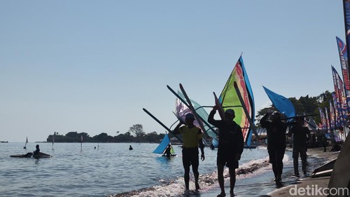 Sebanyak 1.230 peserta mengikuti ajang lomba perahu layar mini serangkaian Lovina Festival 2026, Minggu (26/7/2026). (Foto: Made Wijaya Kusuma/detikBali)