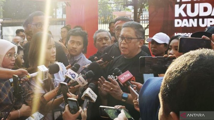 Sekretaris Jenderal PDIP Hasto Kristiyanto (tengah kanan) menjawab pertanyaan awak media di Gedung DPP PDIP, Jakarta, Minggu (26/7/2026). ANTARA/Nadia Putri Rahmani