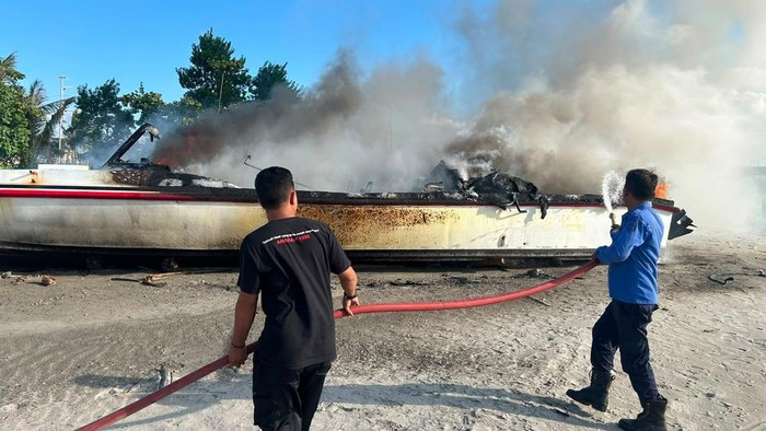 Speedboat KM Paus Ramabosa terbakar di Selayar, diduga akibat api dari pembakaran sampah.