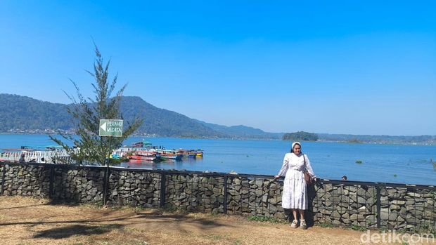 Suasana Waduk Darma Kuningan saat cuaca cerah