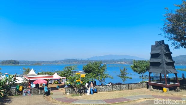 Suasana Waduk Darma Kuningan saat cuaca cerah Suasana Waduk Darma Kuningan saat cuaca cerah