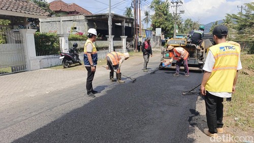 Tim Reaksi Cepat (TRC) Infrastruktur NTB mulai menangani kerusakan jalan rute Kecamatan Kediri ke Kecamatan Kuripan, Lombok Barat, Minggu (26/7/2026).