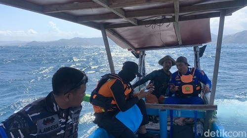 Tim SAR Mataram melakukan pencarian Lansia hilang saat menacing di Pantai Selong Belanak, Lombok Tengah.