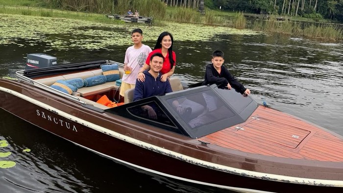 Titi Kamal bersama suami dan anak-anak.