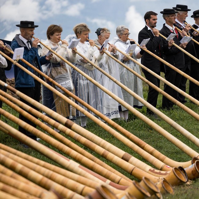 Tradisi Alphorn Bergema di Pegunungan Alpen Swiss