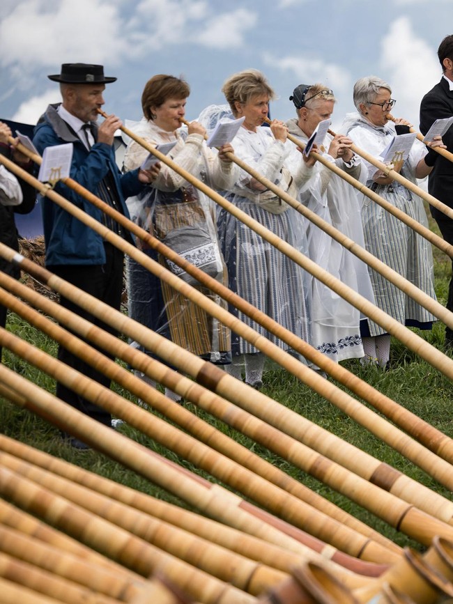 Tradisi Alphorn Bergema di Pegunungan Alpen Swiss