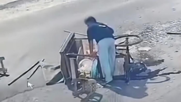Tukan nasi kuning keliling ditabrak di Jalan Raya Narogong, Kecamatan Klapanunggal, Kabupaten Bogor.