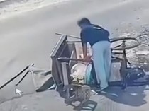 Pengendara Motor Tabrak Gerobak Pedagang Nasi Kuning di Bogor, Langsung Kabur