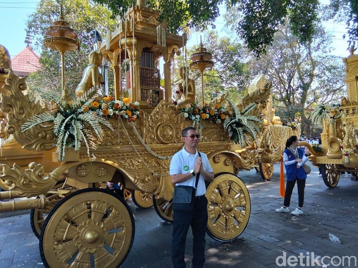 Umat Buddha mulai berdatangan di kompleks Candi Mendut, Kabupaten Magelang, Minggu (26/7/2026).