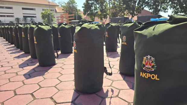 Wakapolri Komjen Dedi Prasetyo  mengecek perlengkapan perorangan lapangan (kaporlap) yang akan dipakai calon bhayangkara taruna (cabhatar) Akpol hasil rekrutmen Tahun Anggaran 2026 (Audrey/detikcom)