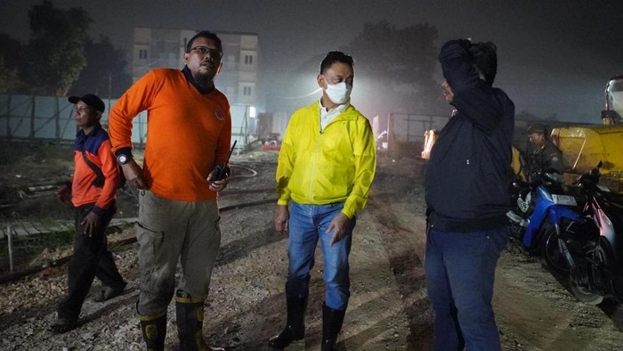 Wali Kota Pontianak Edi Rusdi Kamtono memantau pemadaman api di lahan yang berlokasi di Jalan Parit Demang, Kelurahan Parit Tokaya, Kecamatan Pontianak Selatan. (Prokopim Pontianak)