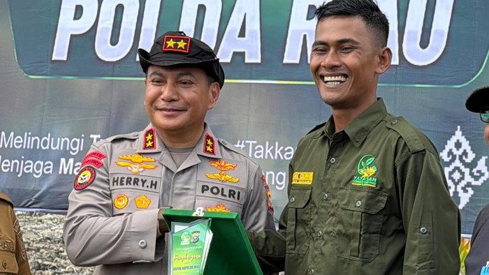 Yayasan Generasi Hijau memberikan penghargaan kepada Kapolda Riau di Hari Mangrove Sedunia, Minggu (26/7/2026).