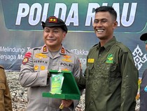 Hari Mangrove Sedunia, Yayasan Generasi Hijau Beri Penghargaan ke Kapolda Riau