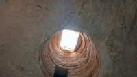 Lubang vertikal di pemakaman yang mengarah ke salah satu ruang bawah tanah yang dipahat di bebatuan. Foto: Kementerian Pariwisata dan Kepurbakalaan Mesir