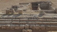 Salah satu makam yang baru ditemukan di Marina El Alamein. Kota ini diyakini sebagai kota kuno Leukaspis, yang disebutkan oleh ahli geografi Yunani, Strabo . Kota ini berkembang pesat dari periode Helenistik hingga era Bizantium dan mencapai puncaknya selama tiga abad pertama Masehi sebagai pusat perdagangan dan perkotaan yang penting. Foto: Kementerian Pariwisata dan Kepurbakalaan Mesir