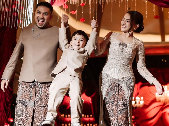 Adzam Anak Nathalie Holscher di Pernikahan Ibunda