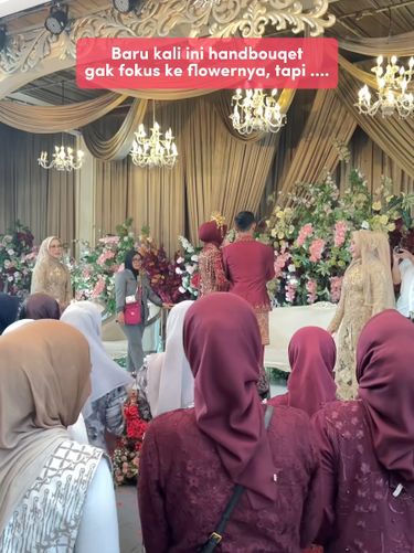 Aksi lempar bunga pernikahan viral setelah ibu pengantin ikut melempar uang tunai, bikin para tamu undangan heboh rebeutan bunga dan saweran.
