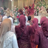 Viral Bikin Heboh, Aksi Pengantin Lempar Buket Bunga & Uang ke Tamu Undangan