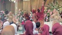 Viral Bikin Heboh, Aksi Pengantin Lempar Buket Bunga & Uang ke Tamu Undangan