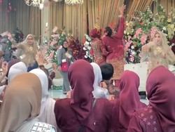 Viral Bikin Heboh, Aksi Pengantin Lempar Buket Bunga & Uang ke Tamu Undangan