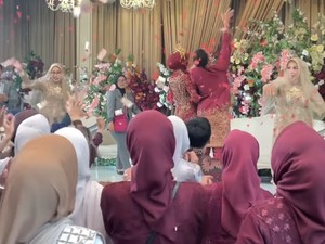 Viral Bikin Heboh, Aksi Pengantin Lempar Buket Bunga & Uang ke Tamu Undangan