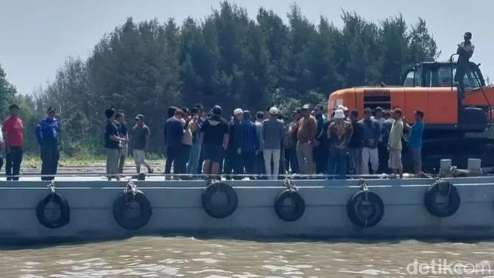 Aksi solidaritas para nelayan di Muara Karangsong, Indramayu, Senin (27/7/2026).