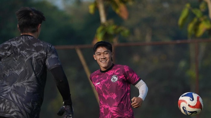 Jayus Hariono dan pemain sayap Dwiki Mardiyanto dilepas Arema FC dengan status pinjaman ke Persiraja Banda Aceh