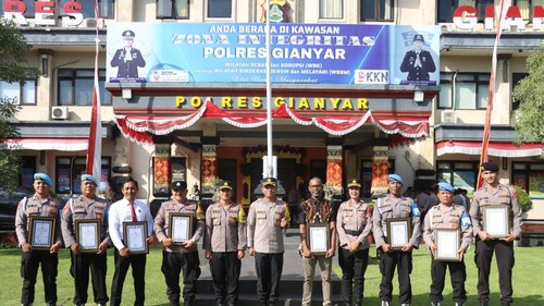 Ariawan dan tujuh personel Polres Gianyar dan jajaran menerima pengharagaan di Mapolres Gianyar, Senin (27/7/2026). (Dok Polres Gianyar).