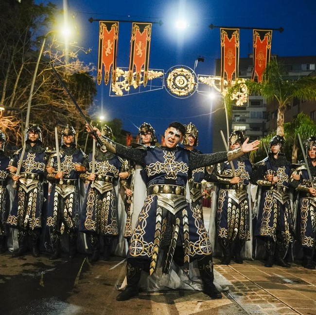 Atraksi Kostum Tradisional Meriahkan Festival Moors and Christians