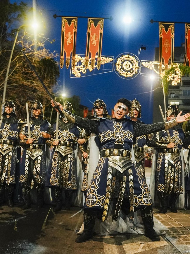 Atraksi Kostum Tradisional Meriahkan Festival Moors and Christians