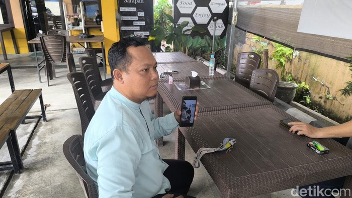 Ayah korban, Sulung Nugroho saat menunjukkan bukti rekaman video saat di Puskesmas Lempake. (Muhammad Budi Kurniawan/detikKalimantan)