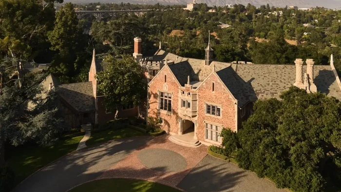 Batman Wayne Manor di Pasadena.