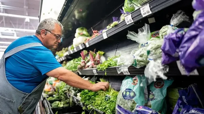 Seorang pelanggan membeli daun ketumbar di Walmart Supercenter, Austin, Texas, pada 23 Juli 2026. Wabah siklosporiasis, penyakit usus yang disebabkan oleh parasit mikroskopis Cyclospora cayetanensis, telah menyebar ke sejumlah negara bagian di AS.