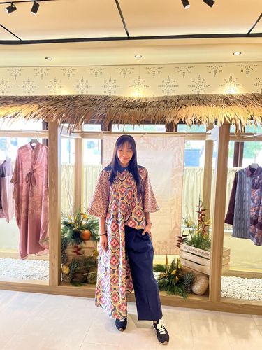 Benang Jarum berkolaborasi dengan desainer Rama Dauhan lewat koleksi bertajuk, Hujan Bulan Juni. Koleksi ini terinspirasi dari Hujan Bulan Juni, salah satu karya paling dikenal dari penyair Indonesia Sapardi Djoko Damono.