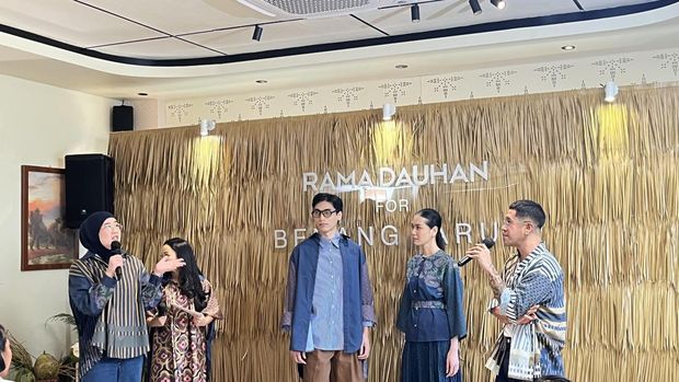 Benang Jarum berkolaborasi dengan desainer Rama Dauhan lewat koleksi bertajuk, Hujan Bulan Juni. Koleksi ini terinspirasi dari Hujan Bulan Juni, salah satu karya paling dikenal dari penyair Indonesia Sapardi Djoko Damono.