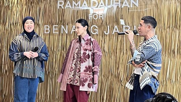 Benang Jarum berkolaborasi dengan desainer Rama Dauhan lewat koleksi bertajuk, Hujan Bulan Juni. Koleksi ini terinspirasi dari Hujan Bulan Juni, salah satu karya paling dikenal dari penyair Indonesia Sapardi Djoko Damono.