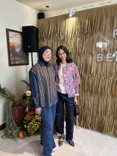 Benang Jarum berkolaborasi dengan desainer Rama Dauhan lewat koleksi bertajuk, Hujan Bulan Juni. Koleksi ini terinspirasi dari Hujan Bulan Juni, salah satu karya paling dikenal dari penyair Indonesia Sapardi Djoko Damono.