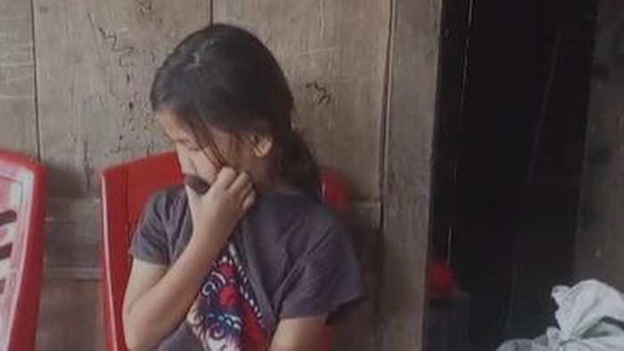 Bocah SD bernama Icha menangis usai diejek teman karena ayahnya miskin.