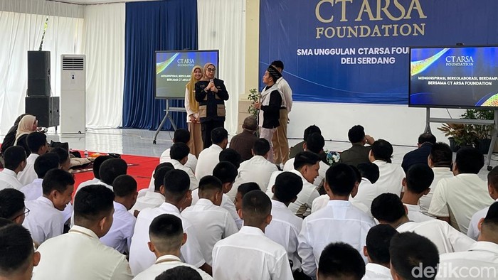 Bunda Anita dan Ustaz Maulana saat kunjungan ke SMA Unggulan CT Arsa Foundation. (Foto: Finta Rahyuni/detikSumut)