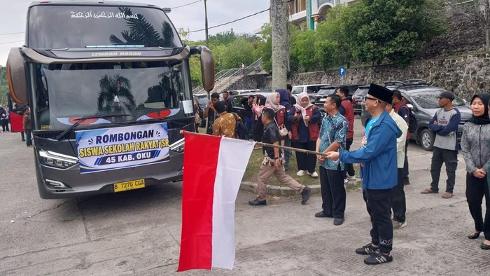 Bupati OKU Teddy Meilwansyah melepas keberangkatan siswa.