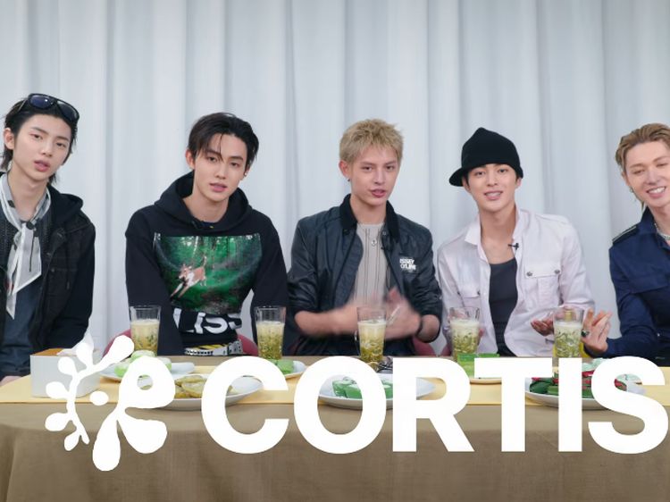 Seru! Reaksi CORTIS Cicip Jajanan Pasar, Klepon hingga Serabi Kinca