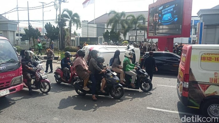CR-V Putih tabrak dua kendaraan yang sedang parkir di pinggir jalan