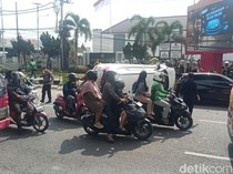 CR-V Terguling Usai Hantam 2 Mobil Parkir di Palembang, Sopir Diduga Mabuk