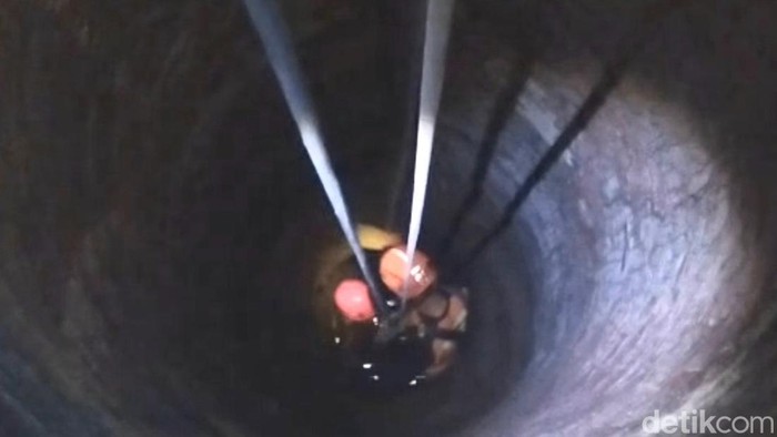 Proses evakuasi nenek yang tercebur sumur di Slawi, Tegal, Senin (27/7/2026).
