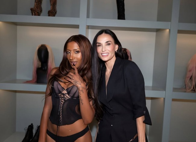 Setelah membantu para personel KATSEYE memilih busana, Demi Moore kemudian menatap kamera sambil mengangkat alis dan berkata,Baiklah, sekarang saatnya kita tampil liar! Foto: Instagram/@katseye